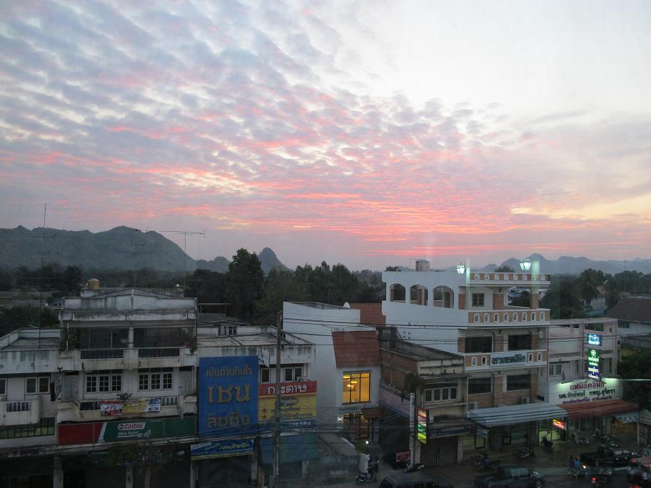 Kanchanaburi. оба берега реки Квай