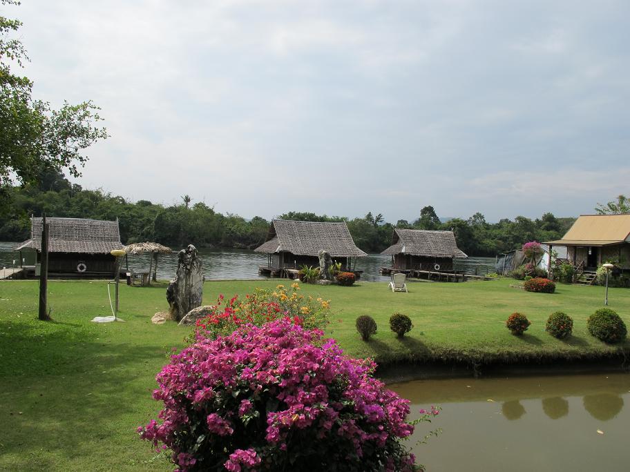 Kanchanaburi. оба берега реки Квай