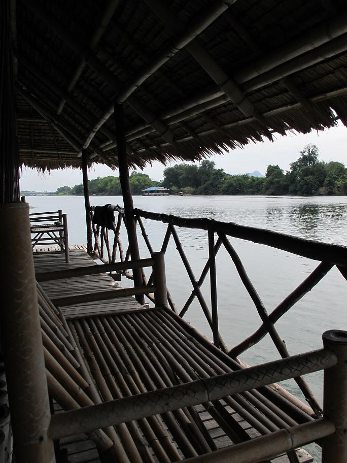 Kanchanaburi. оба берега реки Квай