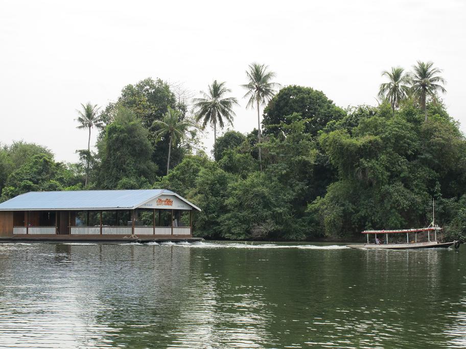 Kanchanaburi. оба берега реки Квай