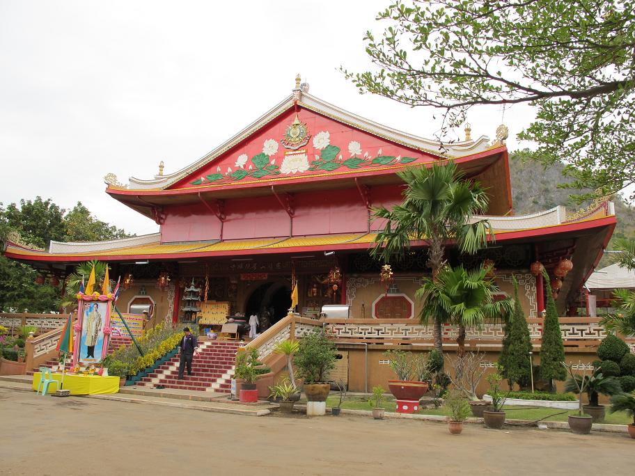 Kanchanaburi. оба берега реки Квай