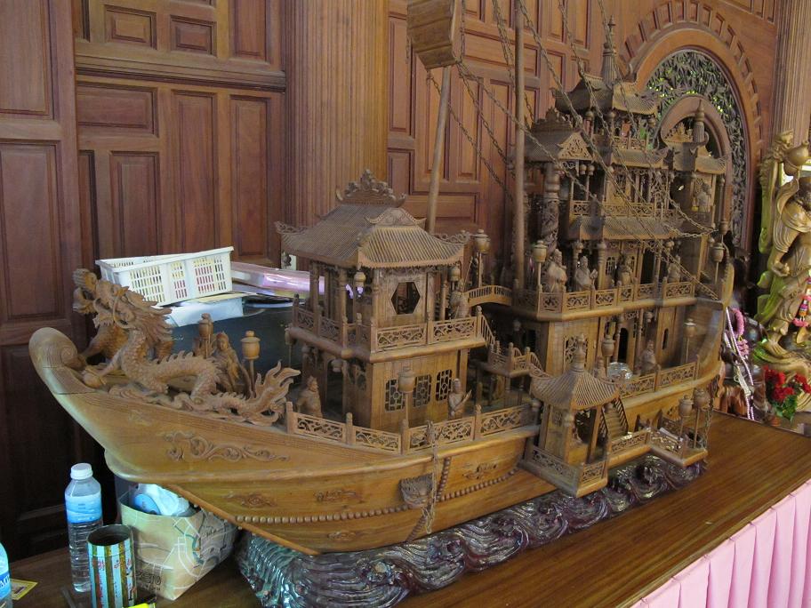 Kanchanaburi. оба берега реки Квай