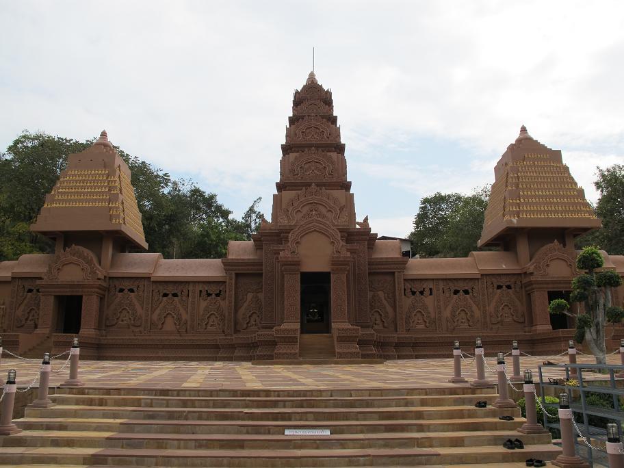 Kanchanaburi. оба берега реки Квай