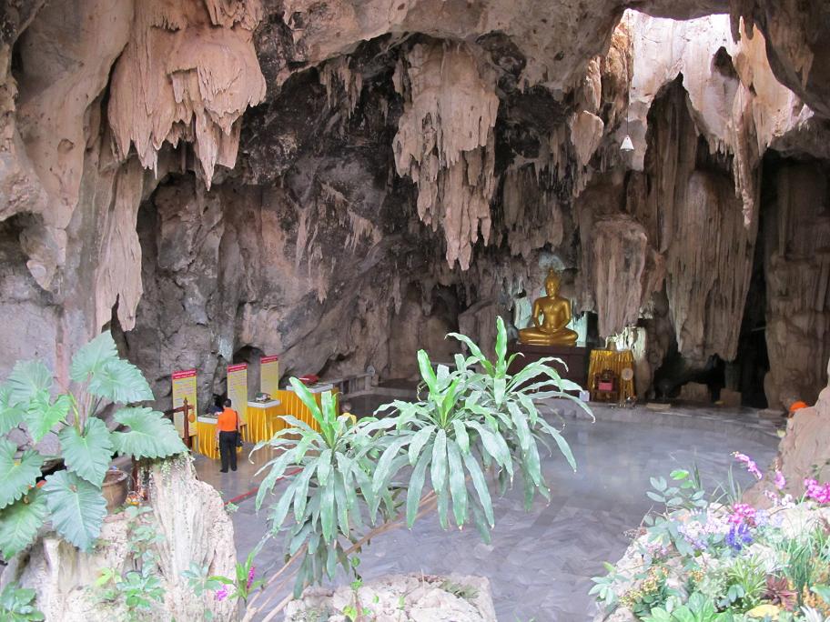 Kanchanaburi. оба берега реки Квай