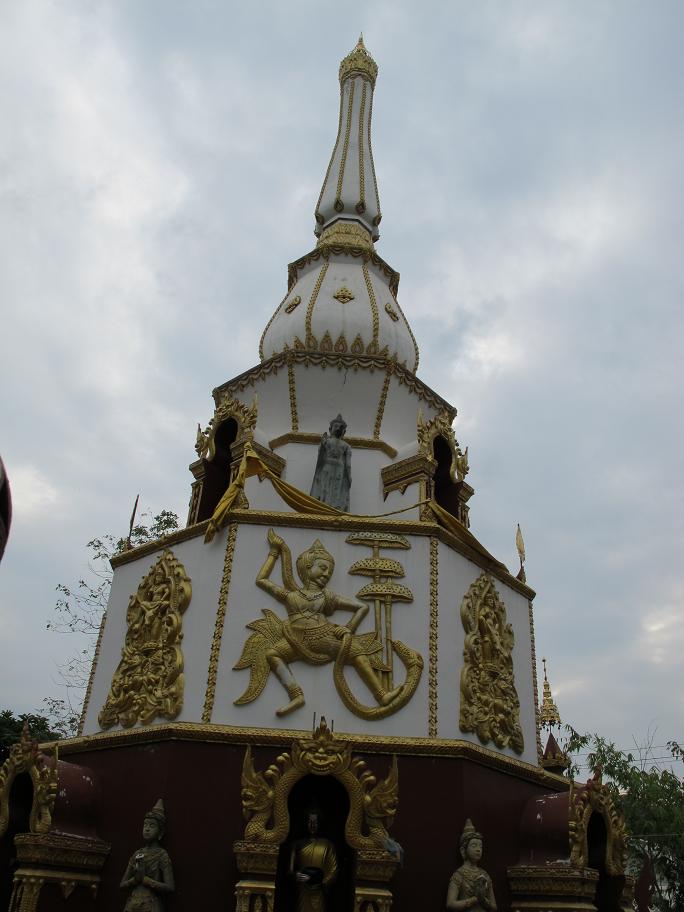 Kanchanaburi. оба берега реки Квай