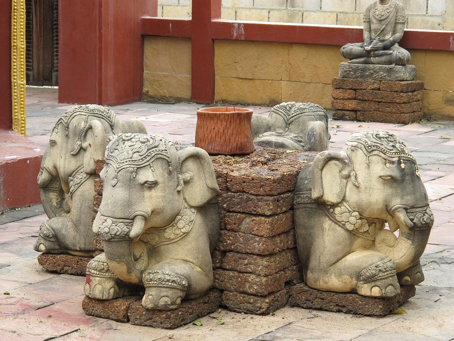 Kanchanaburi. оба берега реки Квай