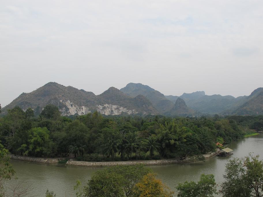 Kanchanaburi. оба берега реки Квай