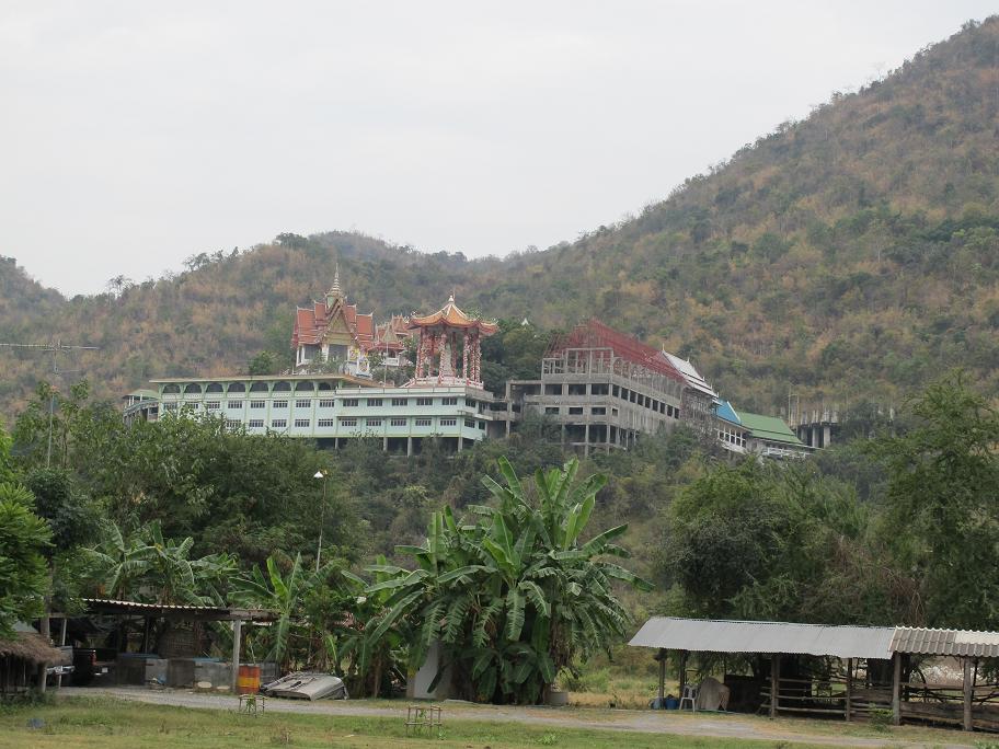 Kanchanaburi. оба берега реки Квай