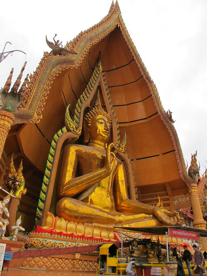 Kanchanaburi. оба берега реки Квай