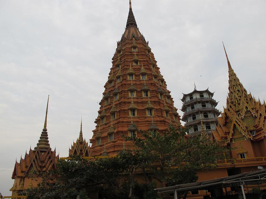 Kanchanaburi. оба берега реки Квай