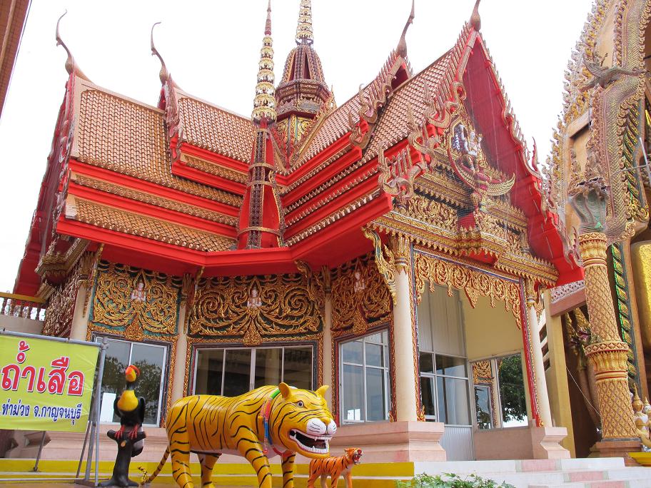 Kanchanaburi. оба берега реки Квай