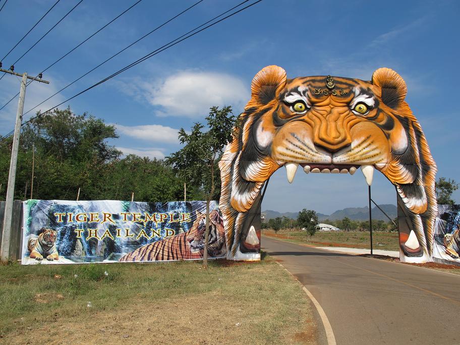 Kanchanaburi. оба берега реки Квай