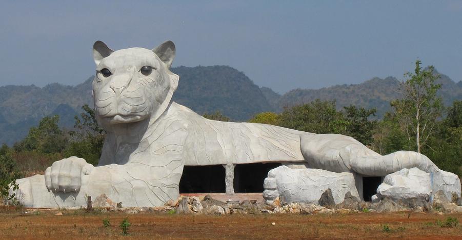 Kanchanaburi. оба берега реки Квай