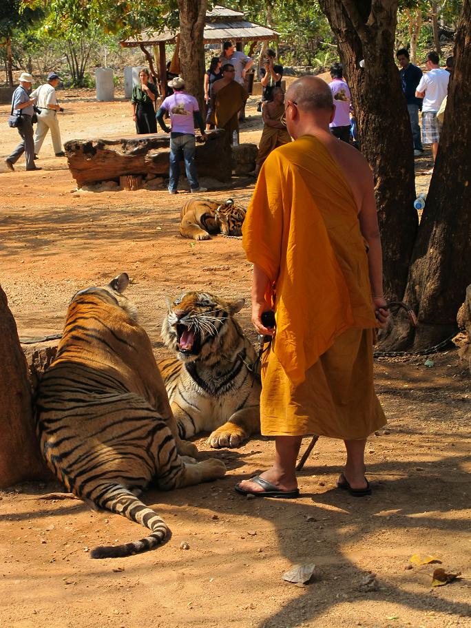 Kanchanaburi. оба берега реки Квай