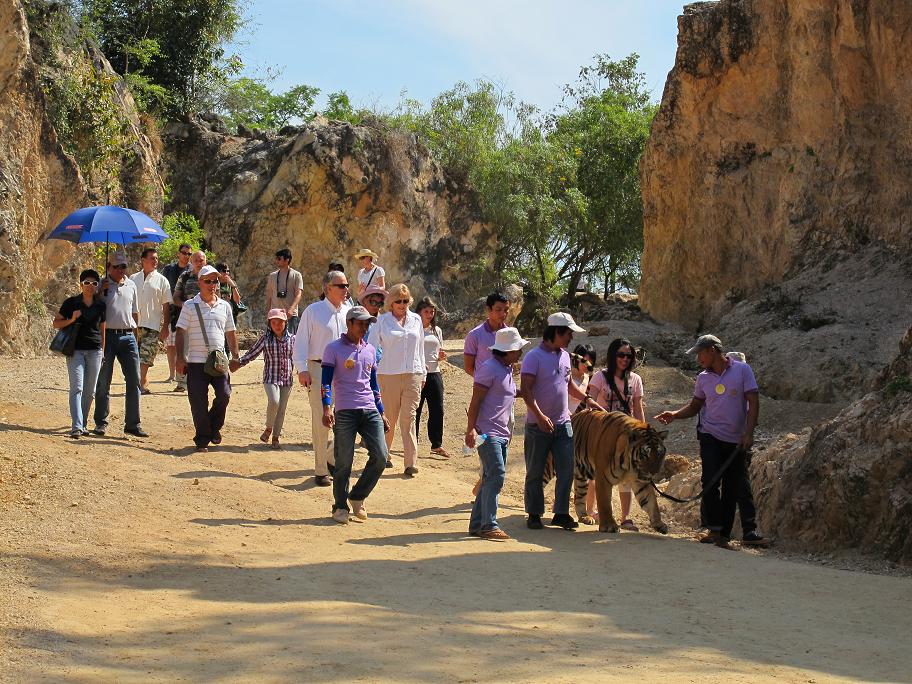 Kanchanaburi. оба берега реки Квай