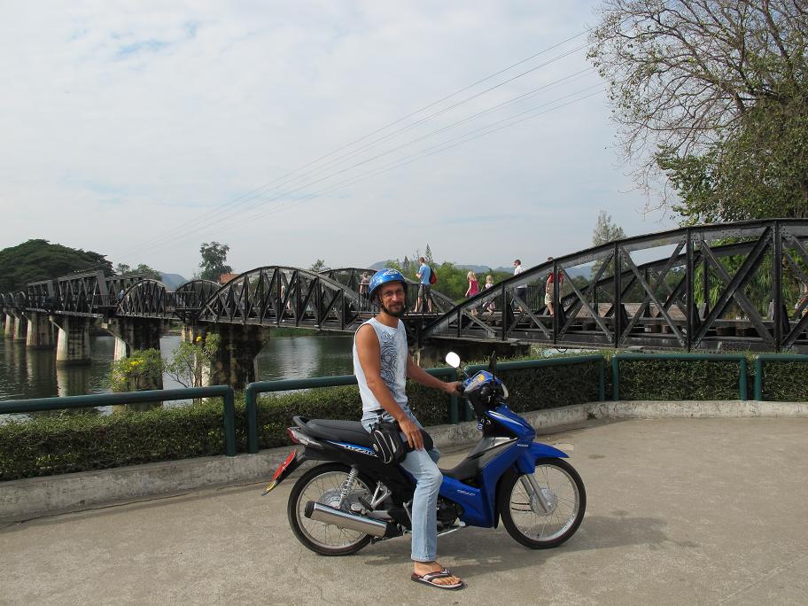 Kanchanaburi. оба берега реки Квай