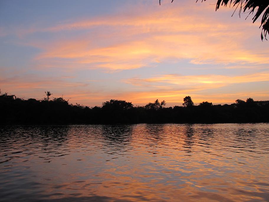 Kanchanaburi. оба берега реки Квай