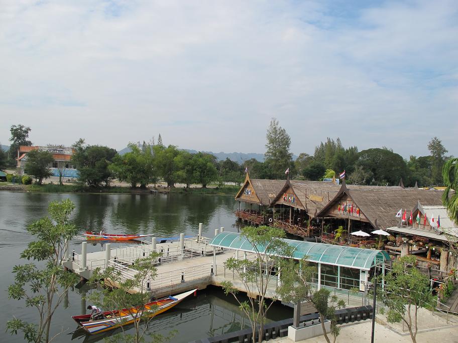 Kanchanaburi. оба берега реки Квай